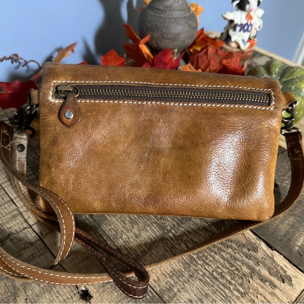Bedstu crossbody bag in great condition.